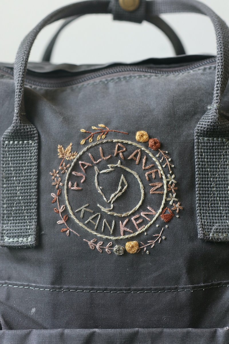 北極狐手刺繡標誌--不含包包-手工刺繡設計客製 - 後背包/背包/書包 - 其他材質 
