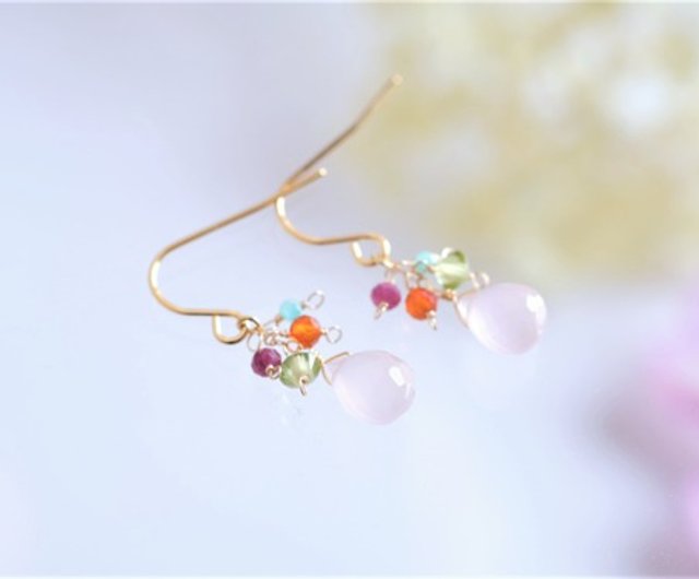 14kgf天然石パライバカラーカルセドニーとモスアゲートカービングピアス pink chalcedony earring:ピンクカルセドニー×ルビー