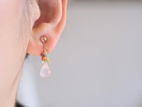 14kgf天然石パライバカラーカルセドニーとモスアゲートカービングピアス pink chalcedony earring：ピンクカルセドニー×ルビー