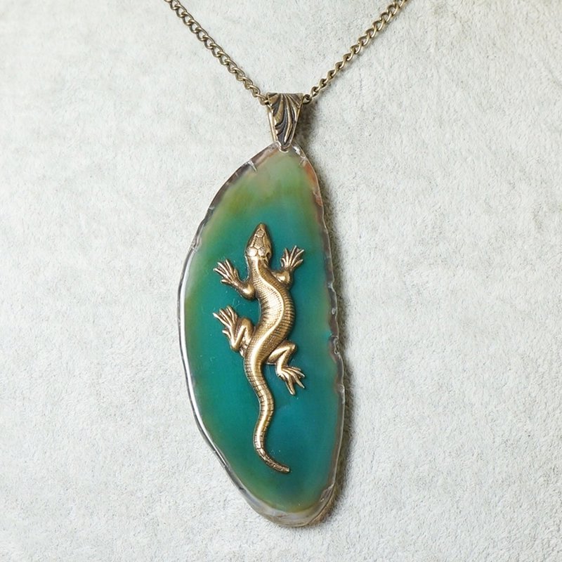 Brass Lizard Necklace Green Agate Slice Slab Stone Pendant Necklace Jewelry Gift - 項鍊 - 半寶石 綠色