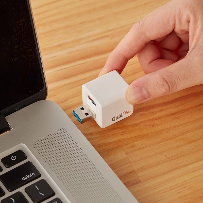 Apple dedicated QubiiPro backup tofu white charging automatic backup mobile phone backup - Phone Accessories - Plastic White