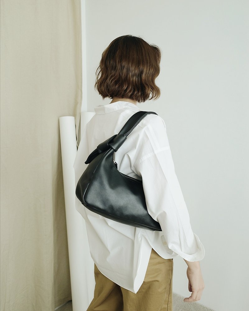 WHITEOAKFACTORY Ho bow bag - Black shoulder hobo bag - กระเป๋าถือ - หนังเทียม สีดำ