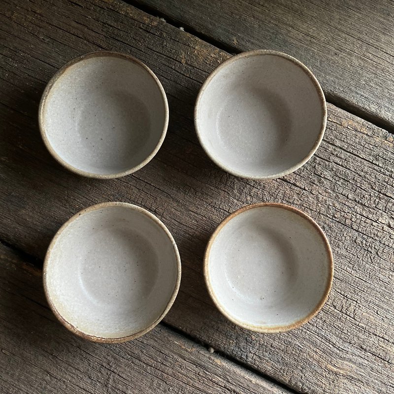 White small dishes with icing sugar - Small Plates & Saucers - Pottery White