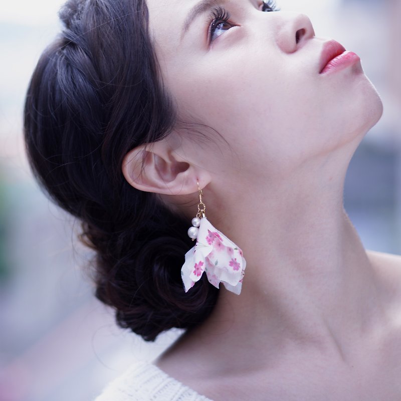 Yuna 優奈 粉紅碎花日製和服棉布花垂墜耳環 - 耳環/耳夾 - 其他材質 粉紅色