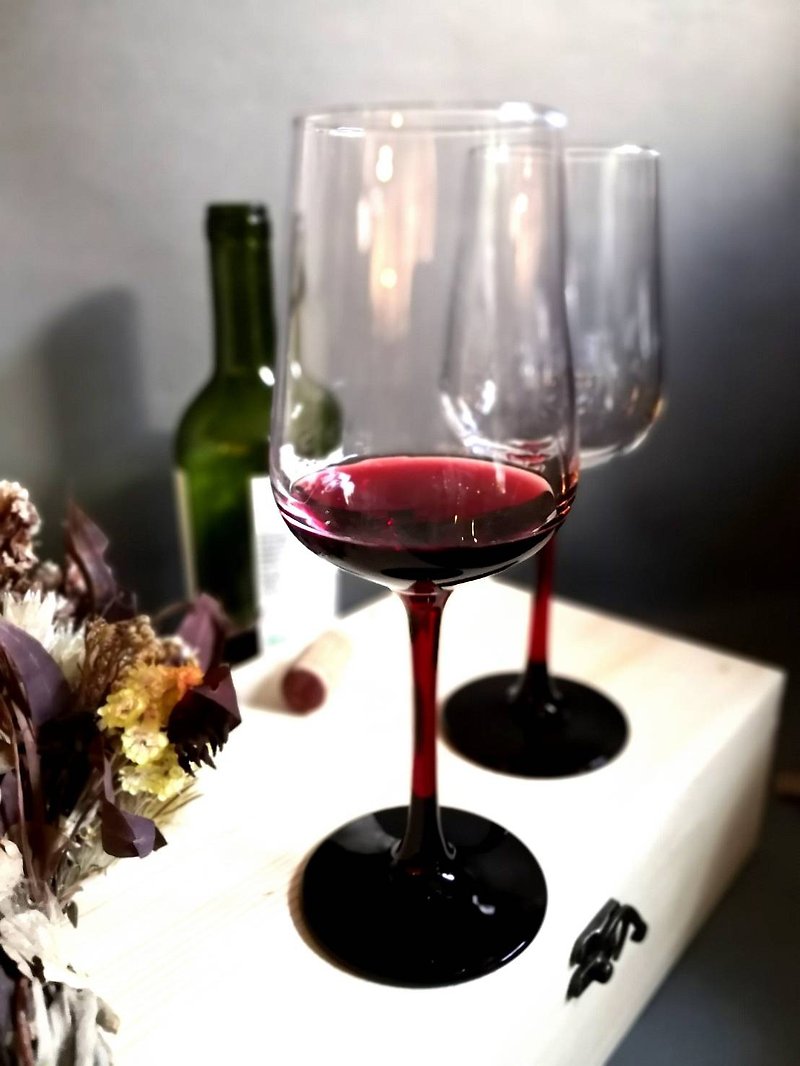 優雅紅酒對杯 客製刻字 附禮盒 紀念品/結婚週年/禮物 - 杯子 - 玻璃 透明