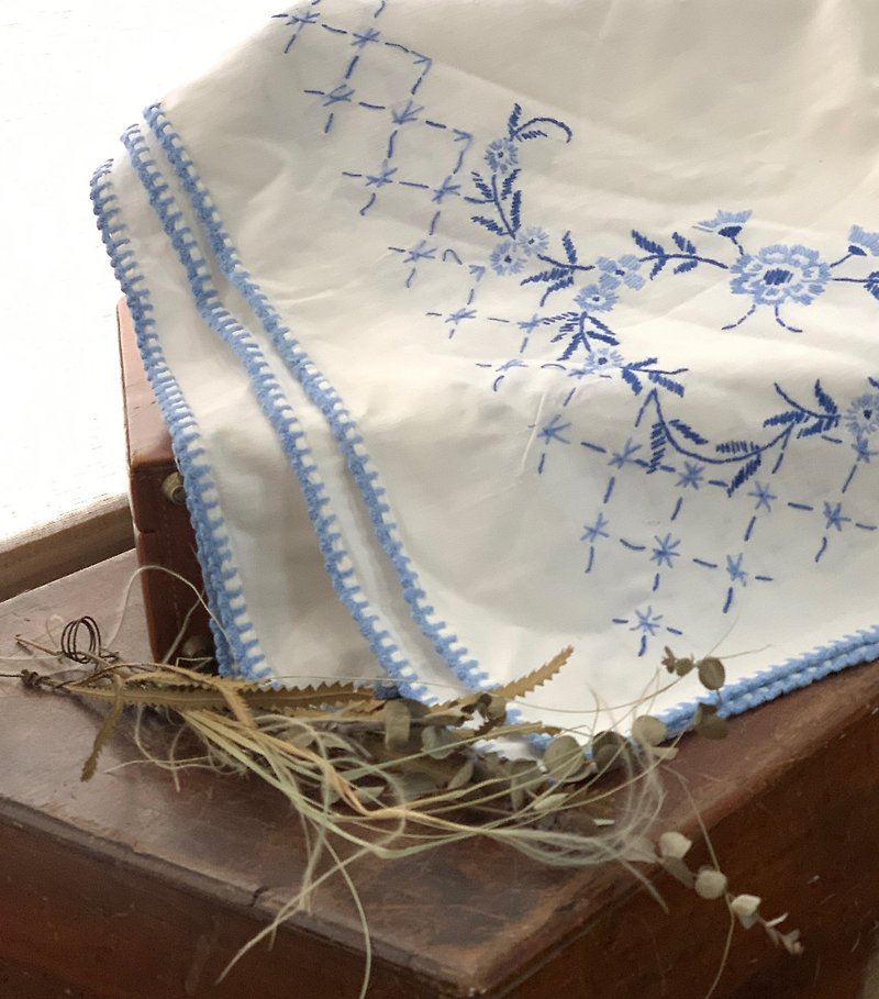 [Good day fetish] European antique hand-stitched embroidered tablecloth - ผ้ารองโต๊ะ/ของตกแต่ง - ผ้าฝ้าย/ผ้าลินิน หลากหลายสี