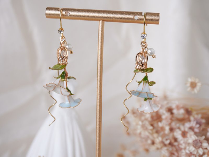 [Blue and white morning glory] Handmade original earrings Bronze resin wedding gift New Year gift - Earrings & Clip-ons - Resin Multicolor