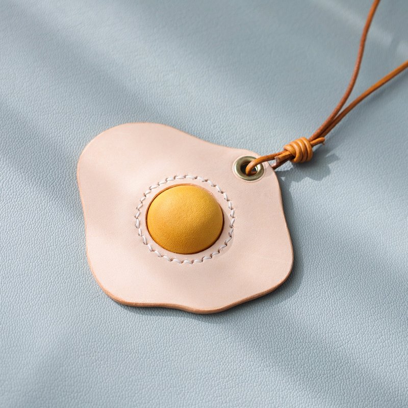 [Cut Line School] Delicious Fried Egg Leather Charm | Handmade Keychain Pendant | Bag Accessory | Creative Gift - ที่ห้อยกุญแจ - หนังแท้ สีเหลือง