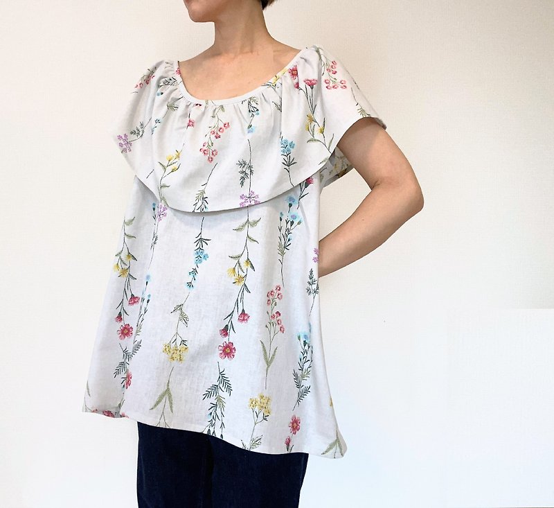 embroidery style　pressed floral pattern　ruffle blouse　cotton linen　ice gray - เสื้อเชิ้ตผู้หญิง - ผ้าฝ้าย/ผ้าลินิน สีเทา