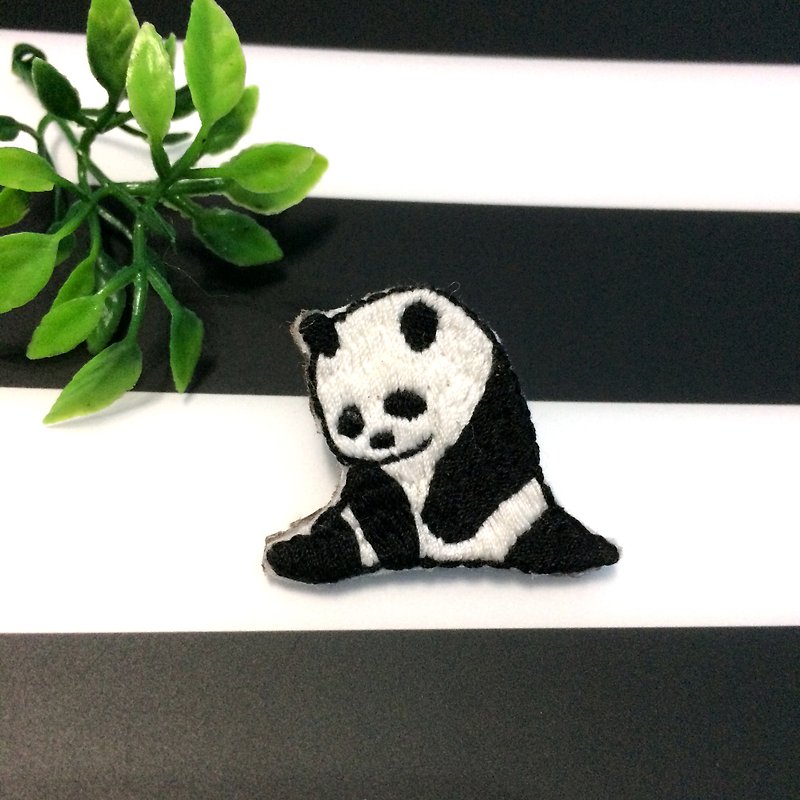 Handmade embroidery * lazy panda pin - เข็มกลัด - งานปัก สีเทา