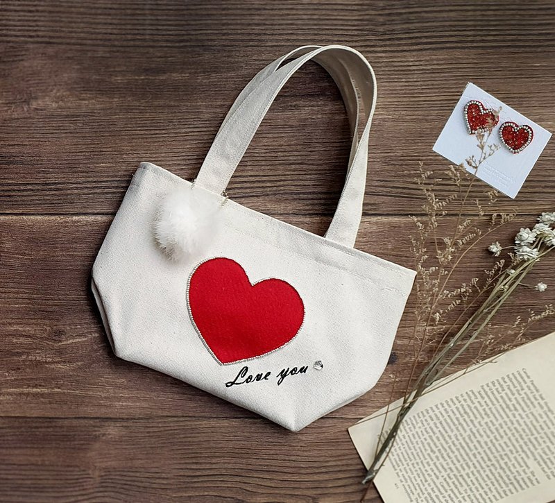 Red Heart Handmade Beaded Handmade Tote Bag - กระเป๋าถือ - ผ้าฝ้าย/ผ้าลินิน สีแดง