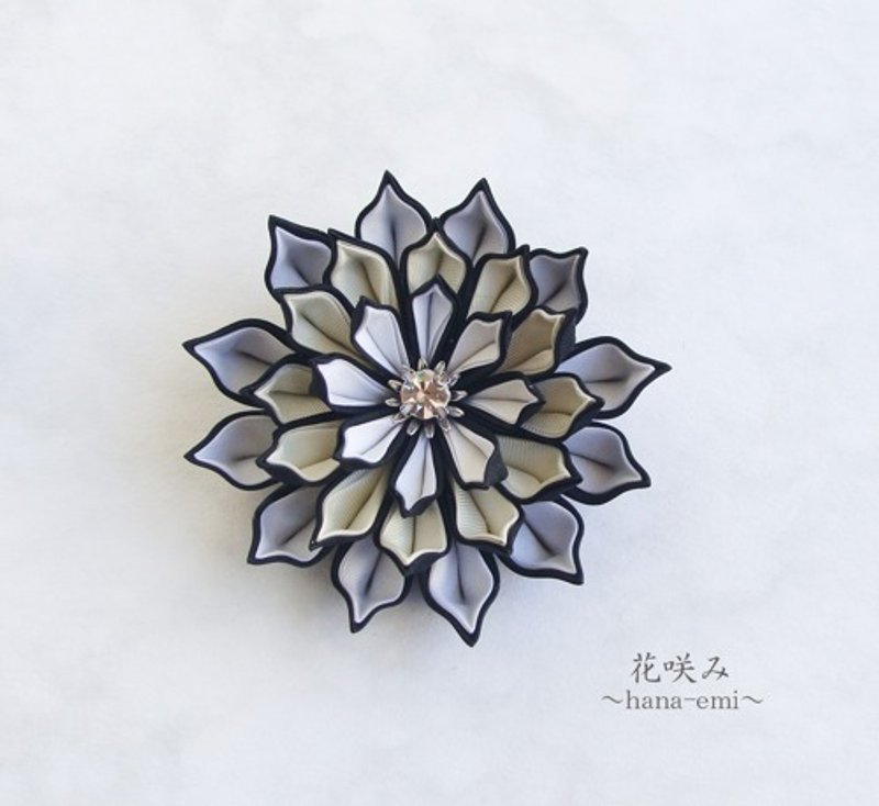花咲み　コサージュ　ブローチ　輝 Black　ホワイト　つまみ細工 - 胸針 - 棉．麻 白色