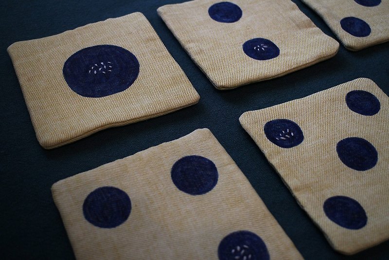 正方形の編組の刺繍コースター6インチ/黄色のボトムブルードット - コースター - 刺しゅう糸 イエロー