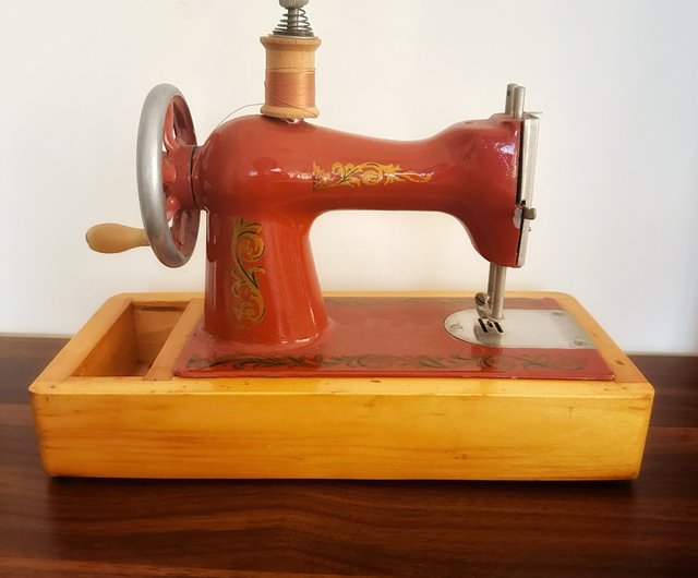 1960 年のソ連時代のアンティーク小型ミシン - ショップ pickers