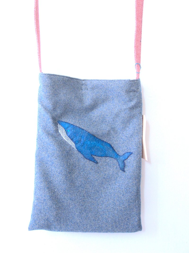 Humpback Whale Embroidery Bag S - กระเป๋าแมสเซนเจอร์ - งานปัก สีน้ำเงิน