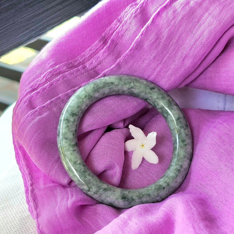 Burmese jade bracelet, Kin Bo Xiang, light green with green dots, genuine Type A jade, donut shape, inner diameter 55.8 mm. - 手鍊/手環 - 玉石 綠色