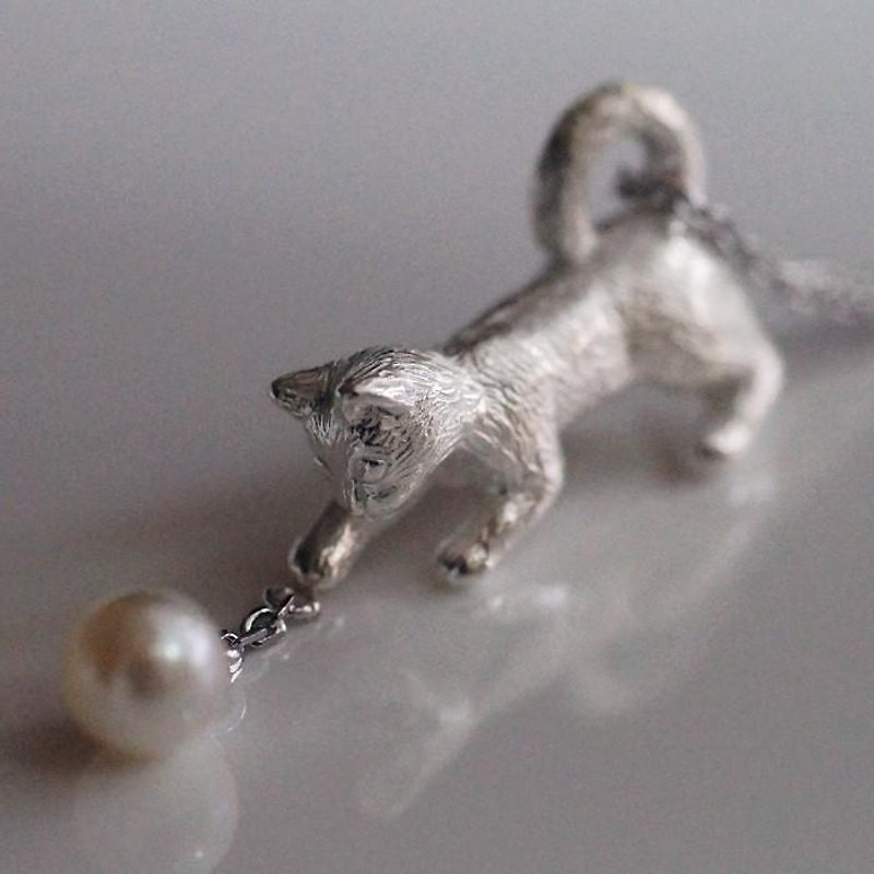 Pearl and white cat pendant Silver - สร้อยคอ - เครื่องเพชรพลอย ขาว