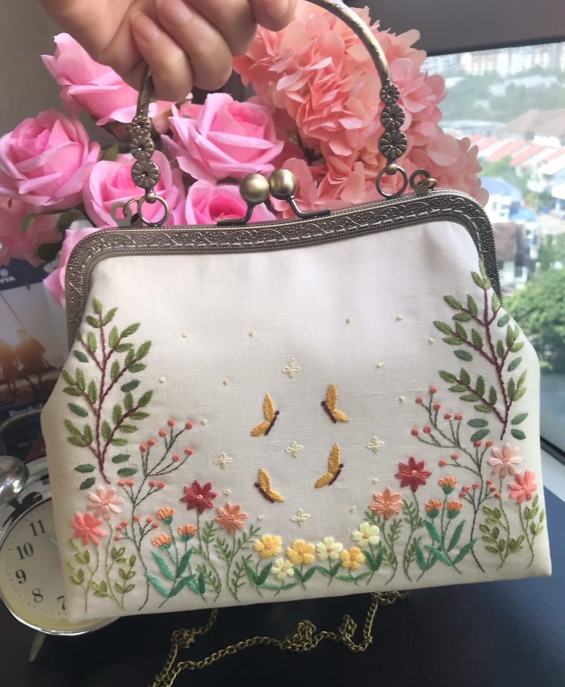 กระเป๋าปิ๊กแป๊กแบบสายสะพายผ้าลินินปักลายดอกไม้ - กระเป๋าแมสเซนเจอร์ - ผ้าฝ้าย/ผ้าลินิน 