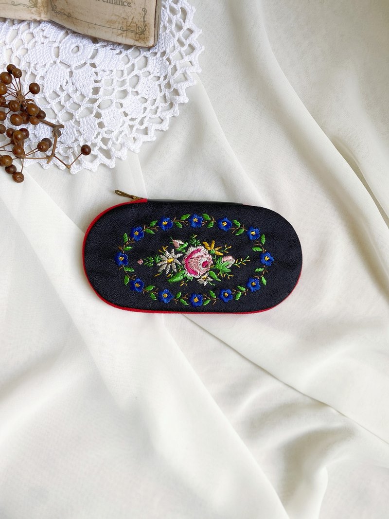 【好日戀物】德國50年代復古手工刺繡玫瑰美甲修剪工具修容組 - 其他 - 棉．麻 多色