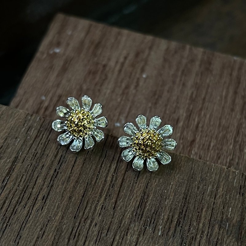 PICKMEORDIE French Rococo style organic shape design fresh and natural two-tone daisy earrings - Earrings & Clip-ons - Silver Silver