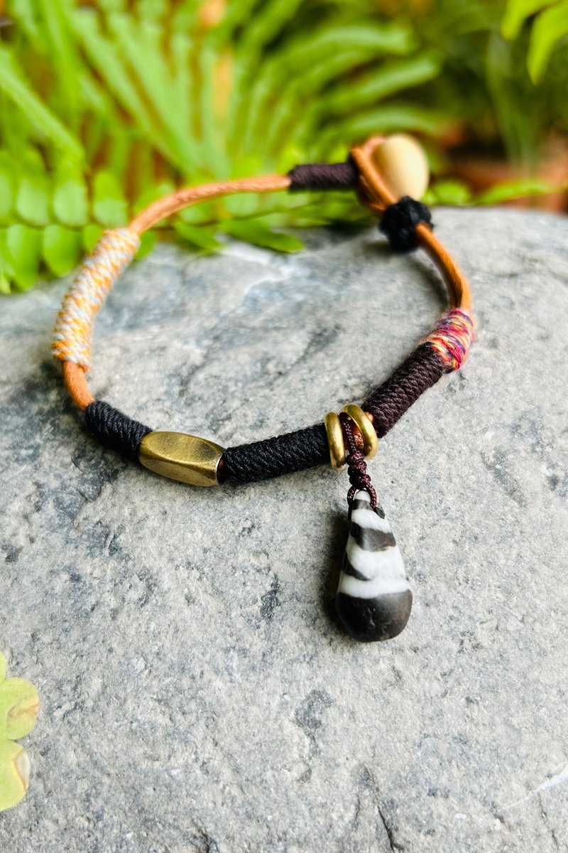 Nature's originality & a black and white stone | Tibetan auspicious bracelet | One item, one picture - สร้อยข้อมือ - หิน 