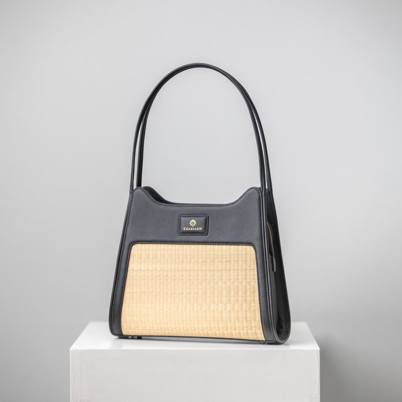 Woven Straw and Genuine Cow Leather Shoulder Bag in Black - 手提包/手提袋 - 真皮 黑色
