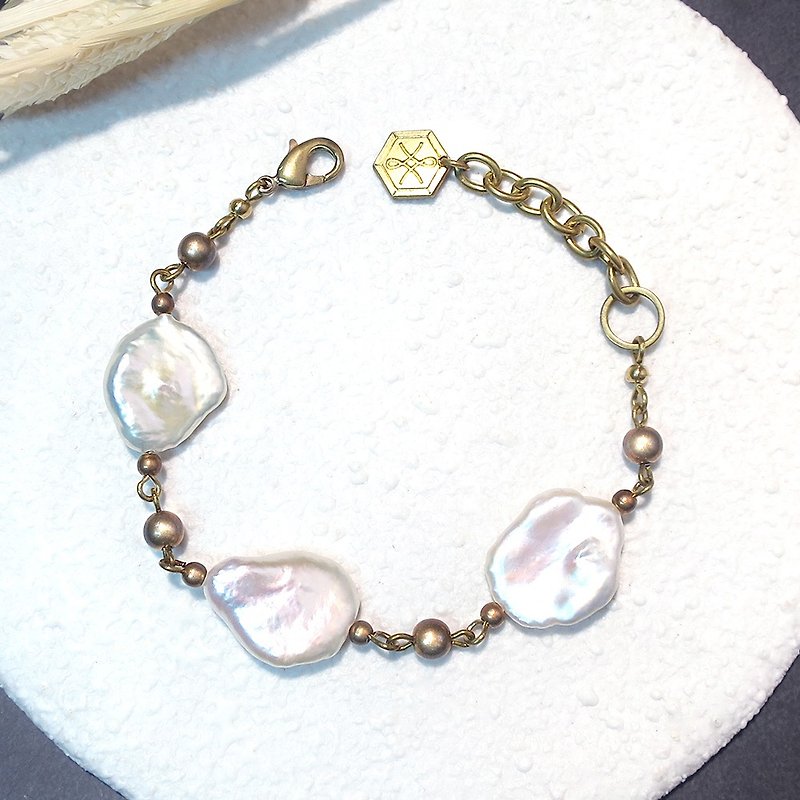 VIIART. The three goddesses of fate. Bracelet baroque pearl Bronze ring - Bracelets - Gemstone White