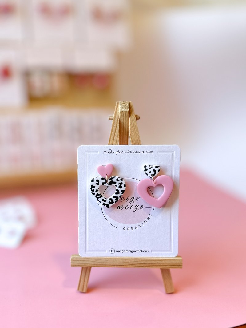 • Handcrafted Polymer Clay Earrings • Pink Leopard Hollowed Hearts - ต่างหู - ดินเผา สึชมพู