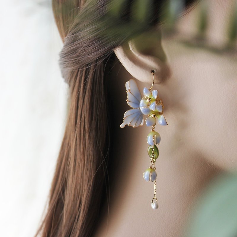 Hydrangea and Butterfly Earrings Light Blue Asymmetric Dangle Earrings Elegant Earrings Clip-On - ต่างหู - เรซิน สีน้ำเงิน