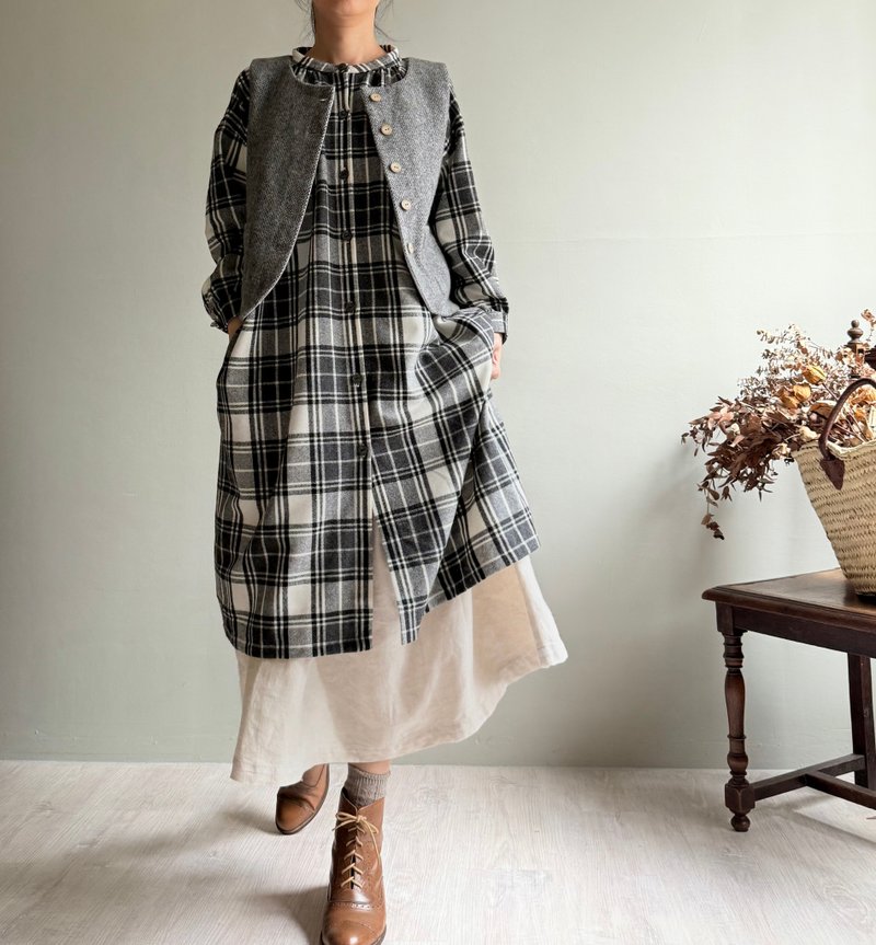 Black and white Scottish plaid small stand-up collar shirt-style open button dress/long cedar lining/made in Japan wool - One Piece Dresses - Wool 