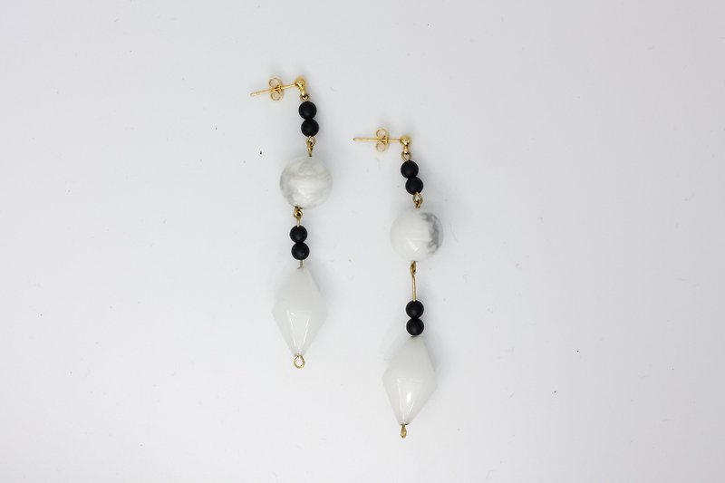 Geometric Black and White Drop Earrings - 22k Stud Earrings in Sterling Silver - ต่างหู - เครื่องเพชรพลอย ขาว