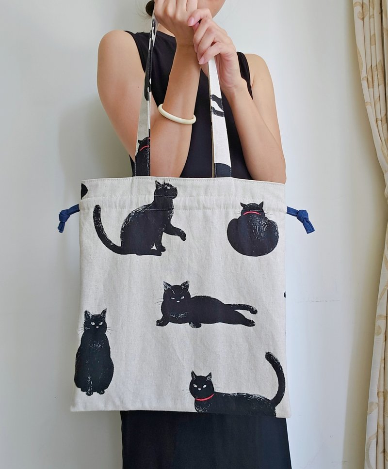 [A4 drawstring bag series] Japanese black cat shoulder bag drawstring bag shopping bag large capacity design handmade - กระเป๋าหูรูด - ผ้าฝ้าย/ผ้าลินิน หลากหลายสี