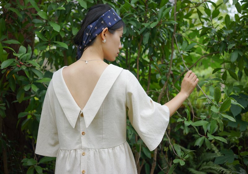 Beishan Baiyun_Dress with open back and fan sleeves - ชุดเดรส - ผ้าฝ้าย/ผ้าลินิน ขาว