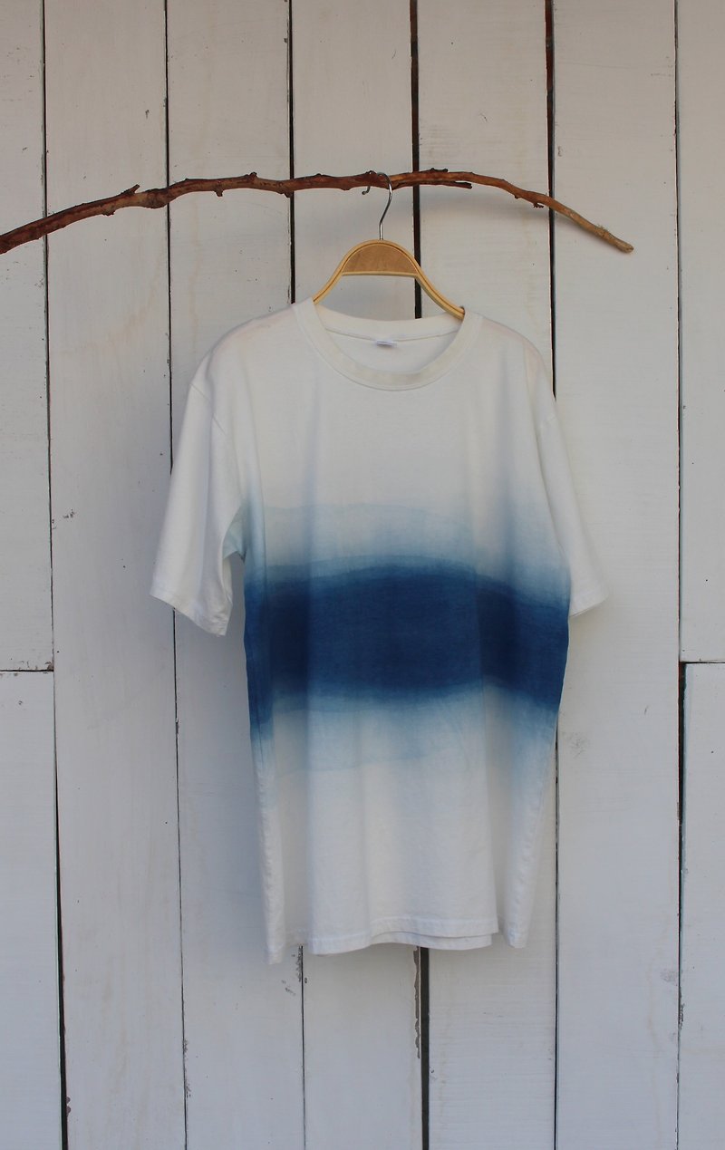 Free dyeing isvara handmade blue dyed pure series lake pure cotton T-shirt - เสื้อฮู้ด - ผ้าฝ้าย/ผ้าลินิน สีน้ำเงิน