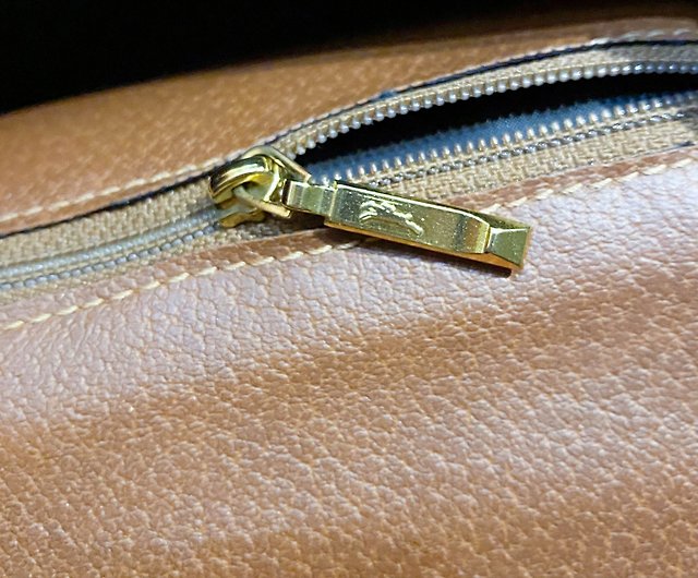 Eclair zippers were used by the French Luggage Company, correct