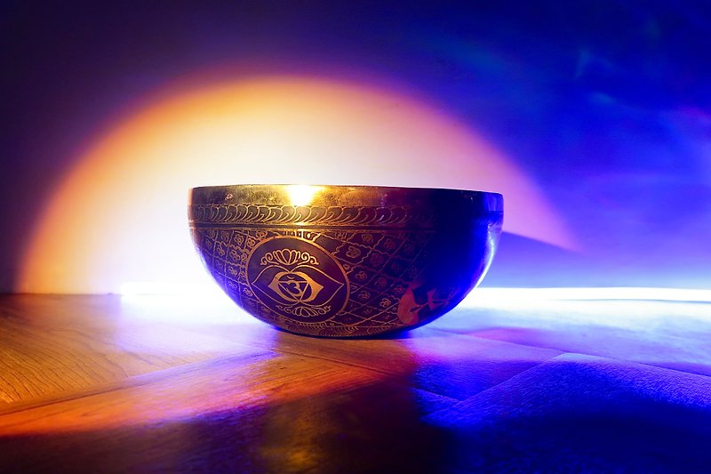 The 12 constellations and the seven chakras are combined with the super energy large singing bowl suitable for yoga, meditation and relaxation - ของวางตกแต่ง - เครื่องประดับ สีทอง