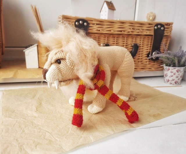 スカーフを巻いたぬいぐるみライオンのグリフェンドール。ハリー