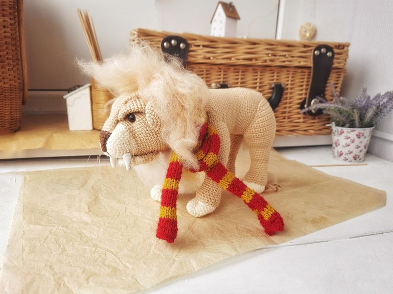 Soft toy lion in a scarf Gryffendor. Harry Potter symbol. Realistic lion figurin - 寶寶/兒童玩具/玩偶 - 棉．麻 