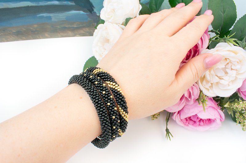 Set of 3 beaded bracelets/ Seed bead bangle bracelet/O-shape wristlet - สร้อยข้อมือ - วัสดุอื่นๆ สีดำ