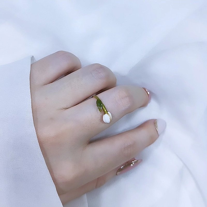 white tulip live ring - General Rings - Resin White