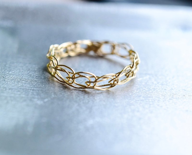 A crochet hand-knitted chain ring. A slightly soft knitted ring featuring a delicate sparkle of the stitches. Hand-wound with 14K gold-filled wire. size - แหวนทั่วไป - วัสดุอื่นๆ สีทอง