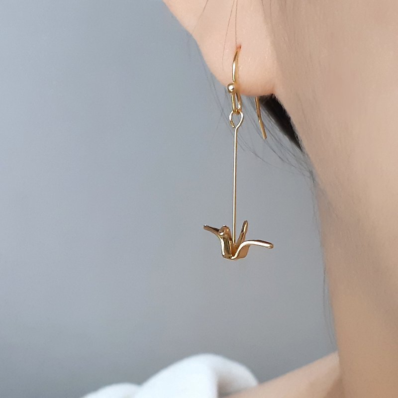 小さい金の折り紙のイヤリングのイヤホック（ペア） - ピアス・イヤリング - 金属 ゴールド