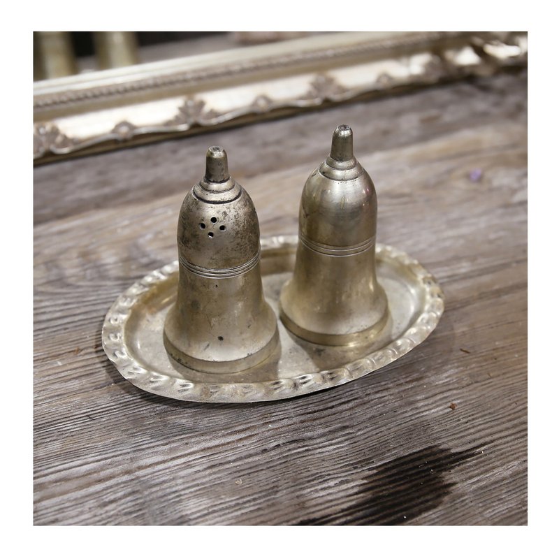 European Vintage. Silver-Plated Metal Spice Set. Salt Cellar. Pepper Shaker. Small Storage Dish. Handmade Metal Tray - อื่นๆ - โลหะ 