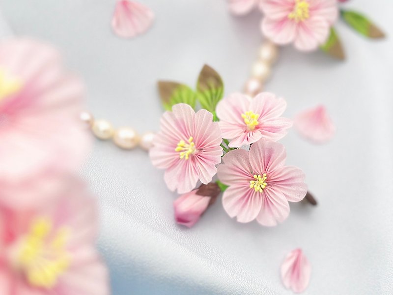 Hand-dyed habutae made of delicate petals, cherry blossom corsage, brooch / knob work, graduation ceremony, Japanese kimono, spring, coming-of-age ceremony, cherry blossom viewing, Japanese accessories, formal, kindergarten admission, party, dress, Mother's Day - Corsages - Silk Pink