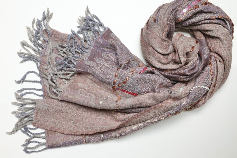 【精品禮盒】釘珠喀什米爾水煮羊毛刺繡圍巾披肩溫柔霧灰紫百搭 - 圍巾/披肩 - 羊毛 紫色
