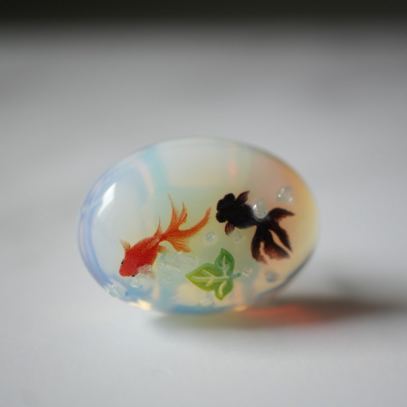 蛋白石與兩隻金魚的胸針 馬尾髮圈 和服飾品 - 心口針/胸針 - 寶石 藍色