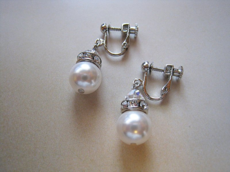 Silky Pearl & Swarovski Crystal Earrings / R : White - ต่างหู - ไข่มุก ขาว