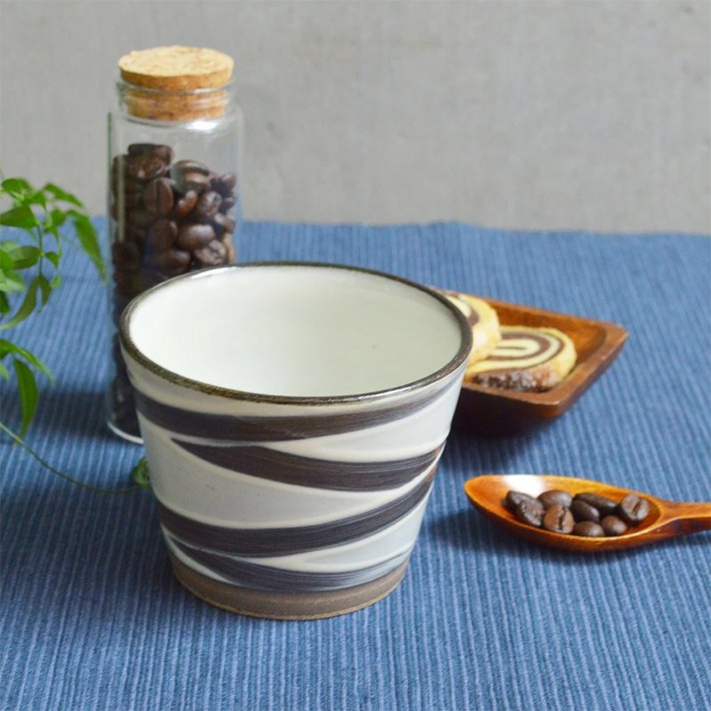 Koishiwara ware Koishiwara ware Straw brush design Free cup 9 cm Coffee cup Maru - Cups - Pottery Gray