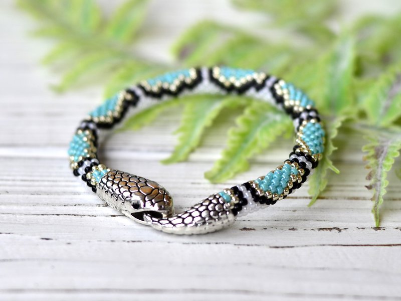 Snake beaded bracelet, Ouroboros jewelry, Green turquoise bracelet for women - 手鍊/手環 - 玻璃 綠色
