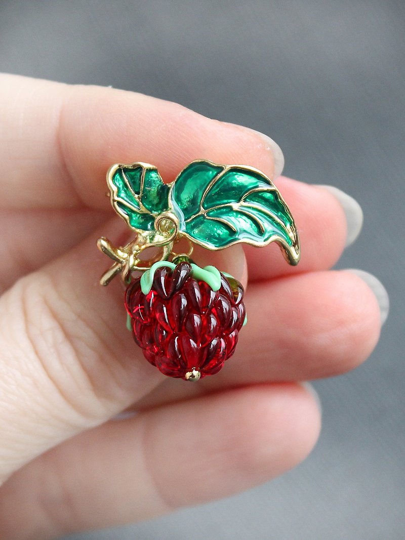 Raspberry Brooch, Glass Raspberry Handmade Glass Fruit brooch, fruit jewelry - เข็มกลัด - แก้ว สีแดง